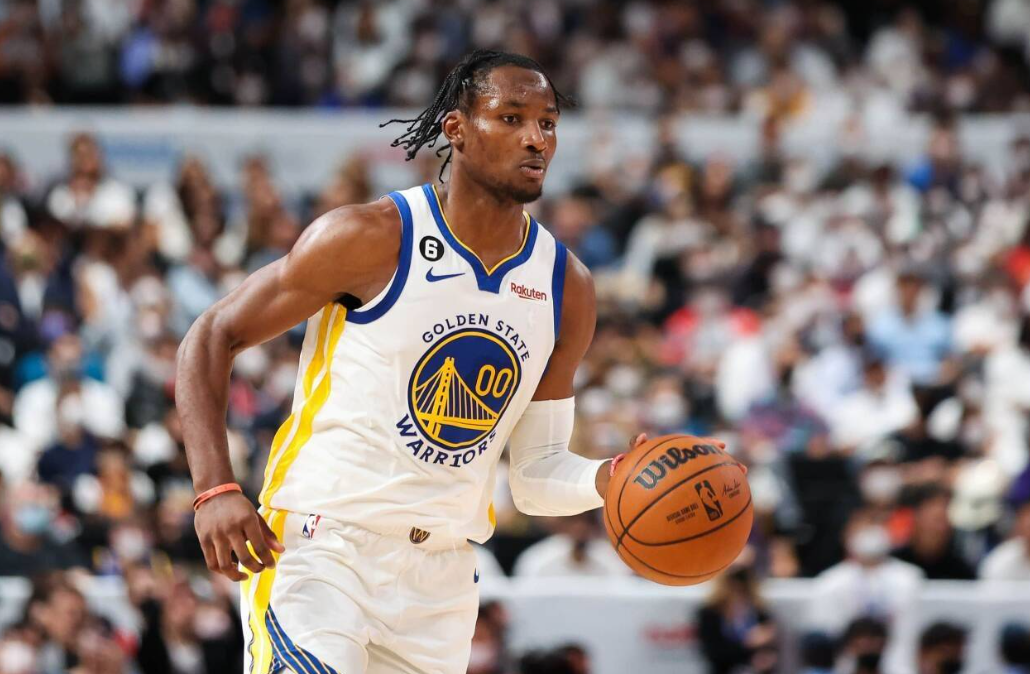 富联娱乐-巴萨关键时刻救险，勇士力保胜局拿下系列赛